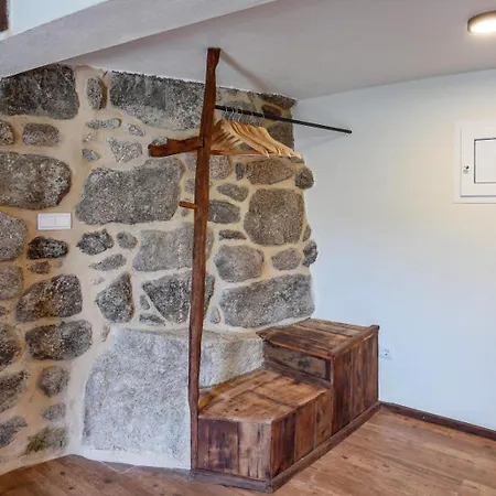 Casas Vale Do Laboreiro * Каштру-Лаборейру
