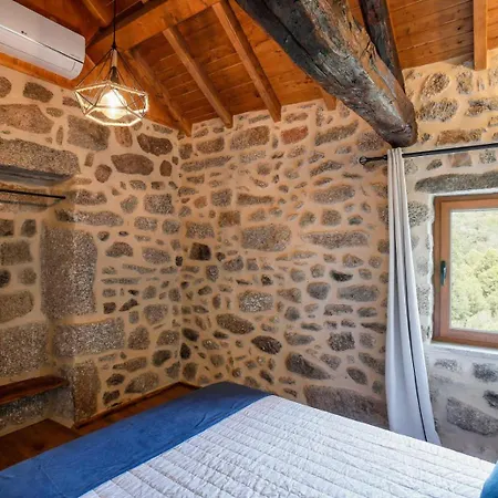 Casas Vale Do Laboreiro * Каштру-Лаборейру